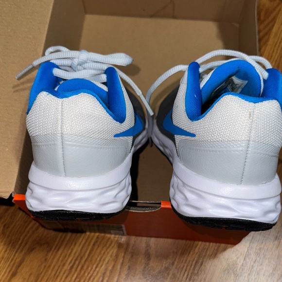 NWT Nike Kids Sneakers - YOUTH - Picture 4 of 9